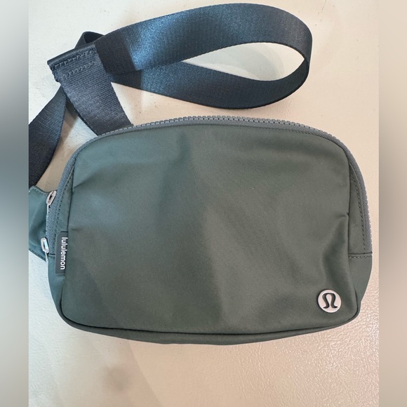 Lululemon Everywhere Belt Bag Large 2L-Grey Eucalyptus - Picture 1 of 4